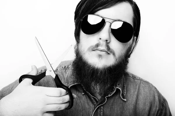 Homem jovem hipster barbeando barba de gengibre com tesoura — Fotografia de Stock
