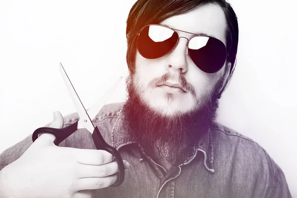 Homem jovem hipster barbeando barba de gengibre com tesoura — Fotografia de Stock