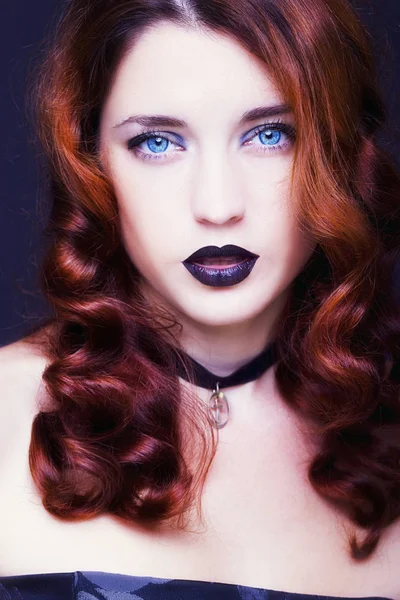 Красивая женщина-модель позирует в студии с темно-готическим макияжем — стоковое фото