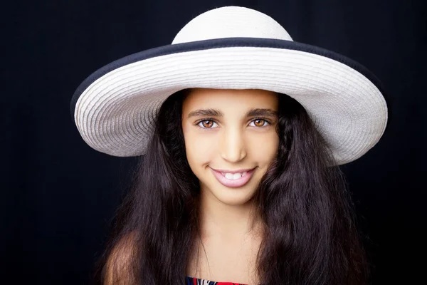 Conceito de cuidado do cabelo com retrato de menina escovando seu cabelo longo indisciplinado e emaranhado isolado no branco — Fotografia de Stock