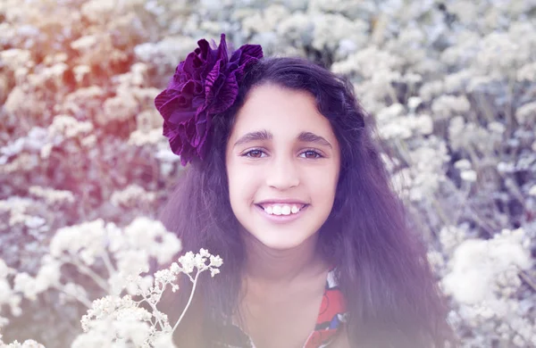 Üzerinde kızın portresi olan saç bakım konsepti. Asi, karmaşık saçlarını tarıyor. Beyazların üzerinde izole edilmiş.