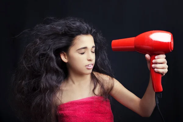 Conceito de cuidado do cabelo com retrato de menina escovando seu cabelo longo indisciplinado e emaranhado isolado no branco — Fotografia de Stock