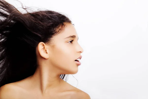 Péče o vlasy koncept s portrétem dívky kartáčování její nepoddajné, spletené dlouhé vlasy izolované na bílém — Stock fotografie