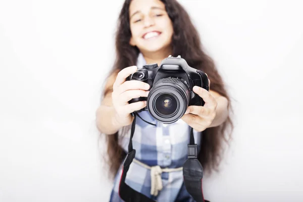 Menina morena bonito segurando uma câmera de fotos — Fotografia de Stock