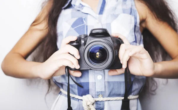 Cute brunette little girl holding an photo camera — Stock Photo, Image