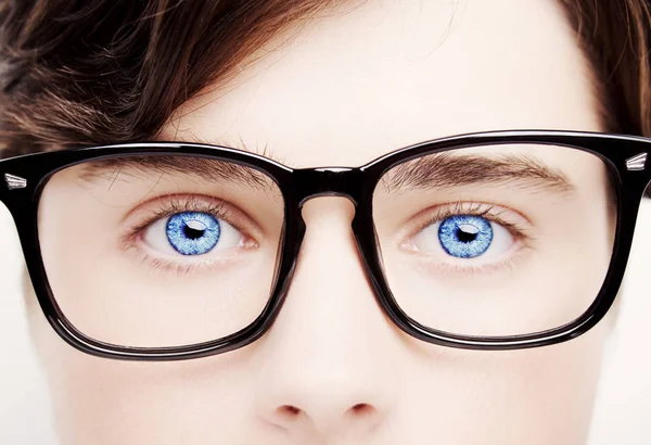 Retrato de um menino vestindo óculos olhos azuis fechar, macro estúdio tiro — Fotografia de Stock