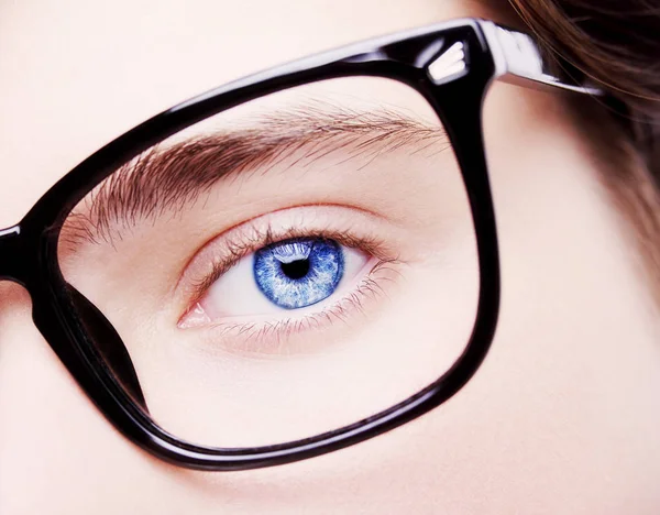 Portrait d'un garçon portant des lunettes yeux bleus de près, prise de vue macro studio — Photo