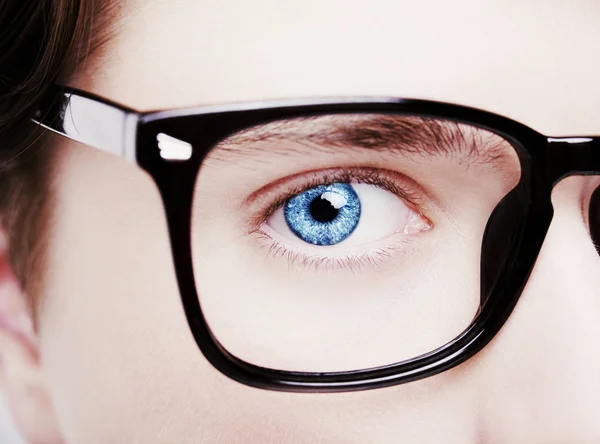 Ritratto di un ragazzo con gli occhiali occhi azzurri vicino, macrostudio girato — Foto Stock