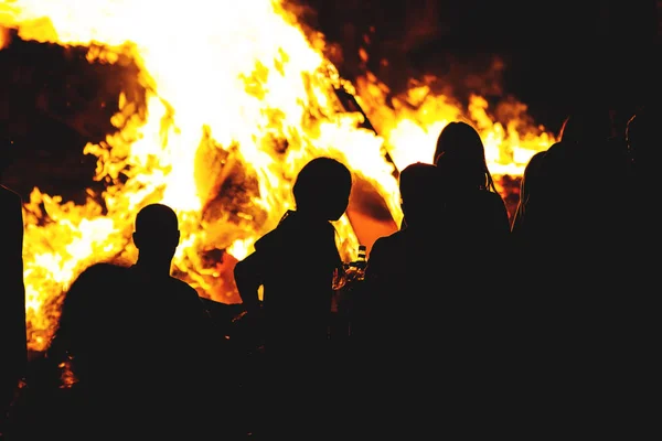 La jeunesse israélienne célèbre par un feu de joie la fête juive de Lag Baomer — Photo