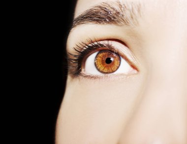 Güzel bir anlayışlı kadın bakışı. Yakın çekim.