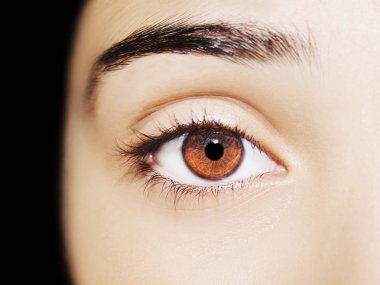 Güzel bir anlayışlı kadın bakışı. Yakın çekim.