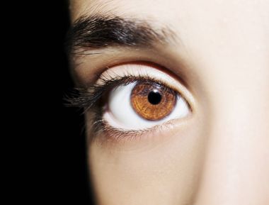 Güzel bir anlayışlı kadın bakışı. Yakın çekim.