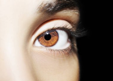 Güzel bir anlayışlı kadın bakışı. Yakın çekim.