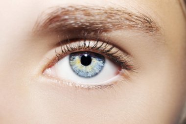 Güzel bir anlayışlı kadın bakışı. Yakın çekim.