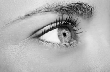 Güzel bir anlayışlı kadın bakışı. Yakın çekim.