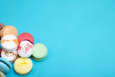 Tasty farklı macarons mavi arka plan üzerinde renkli