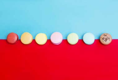 Kırmızı - mavi arka plan üzerinde macarons ürün yelpazesine 