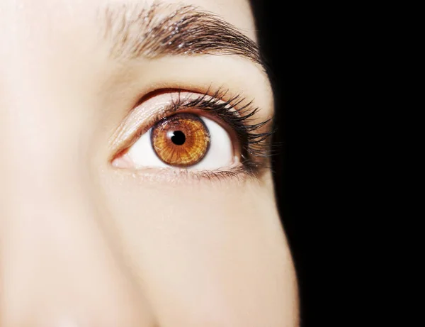 En vacker insiktsfull blick kvinnans öga. Närbild skott — Stockfoto