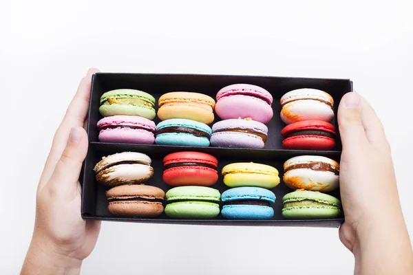 Tasty farklı macarons kara kutu beyaz arka plan üzerinde renkli