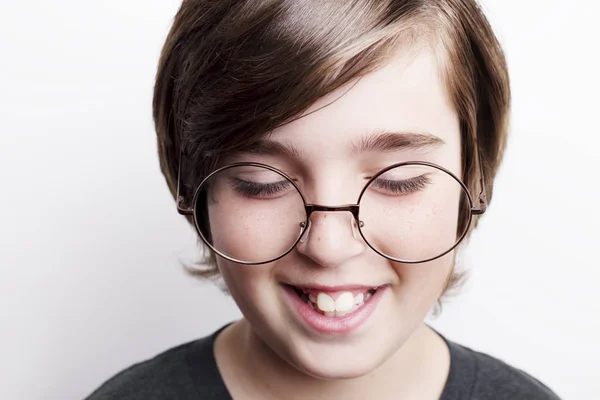 El chico guapo lleva anteojos. Aislado sobre fondo blanco — Foto de Stock