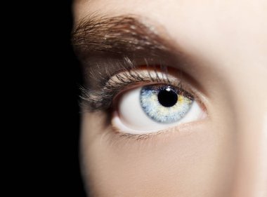 Güzel bir anlayışlı kadın bakışı. Yakın çekim.