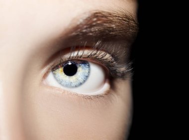 Güzel bir anlayışlı kadın bakışı. Yakın çekim.