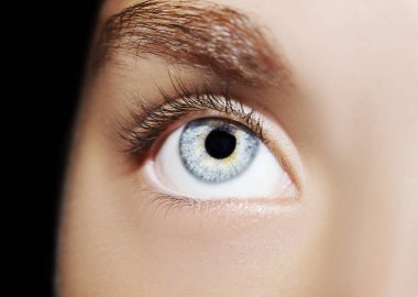 Güzel bir anlayışlı kadın bakışı. Yakın çekim.