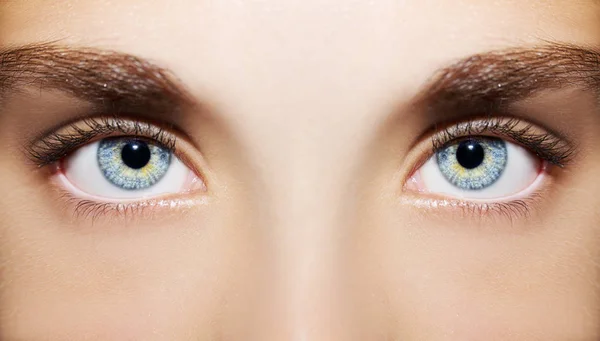 A beautiful insightful look woman's eyes. Close up shot — Stock Photo, Image