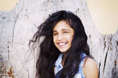 Gülümseyen bir büyüleyici africanian portresi küçük kız 