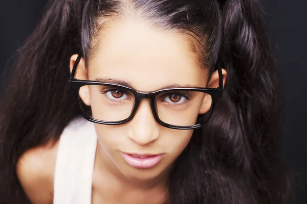 Imagen de una hermosa joven africana con gafas . —  Fotos de Stock