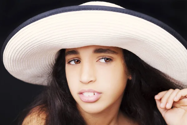 Retrato de cerca de una joven afroamericana con sombrero de sol — Foto de Stock