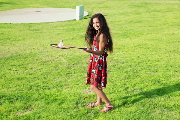 Menina ativa jogando badminton na quadra ao ar livre no verão — Fotografia de Stock