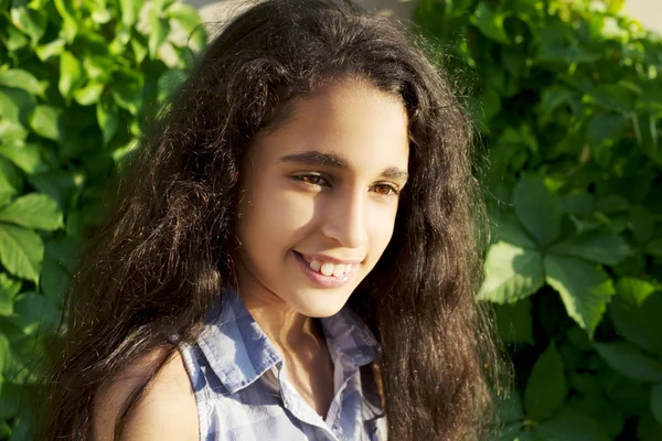 Retrato de uma linda menina africana no parque — Fotografia de Stock