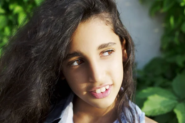 Parkta güzel bir Afrikalı küçük kız portresi