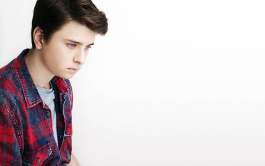 Poz şık yakışıklı genç adam. Beyaz arka plan üzerinde atış stüdyo