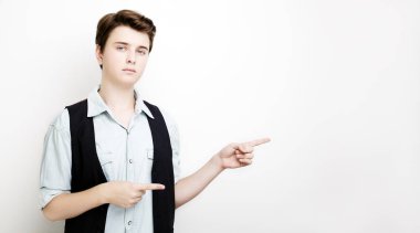 Kot gömlek uzağa işaret içinde yakışıklı delikanlı 