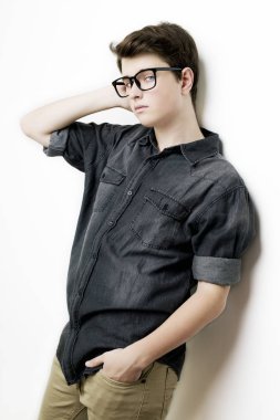 Şık yakışıklı genç adam poz. 