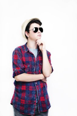 Yakışıklı adam güneş gözlüğü ve şapka beyaz arka plan üzerinde