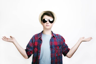 Yakışıklı adam güneş gözlüğü ve şapka  