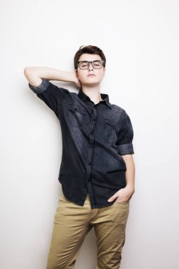 Şık yakışıklı genç adam poz. 