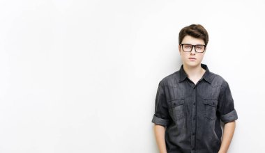 Şık yakışıklı genç adam poz. 