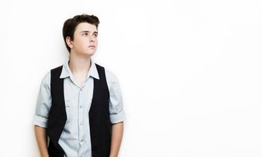 Şık yakışıklı genç adam poz. 