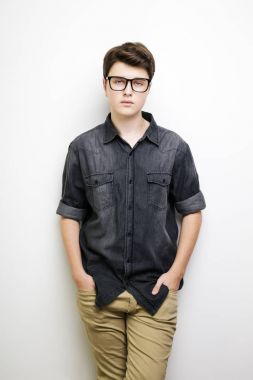 Şık yakışıklı genç adam poz. 