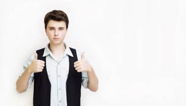 başparmak izole arka plan üzerinde gösterilen yakışıklı adam. 