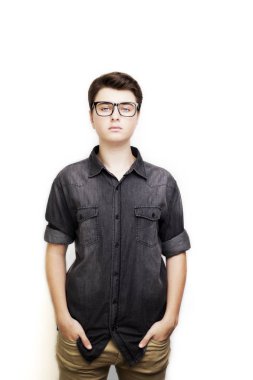 Şık yakışıklı genç adam gözlük poz. 