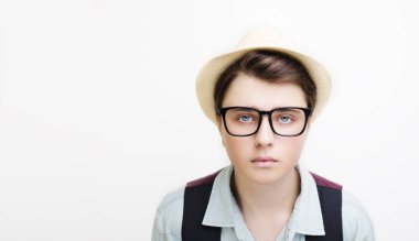  gözlük ve şapka yakışıklı çocuk