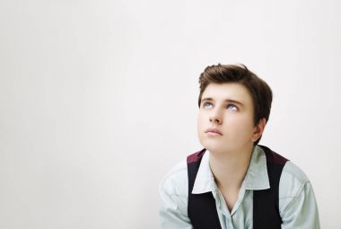 Şık yakışıklı genç adam beyaz arka plan üzerinde poz