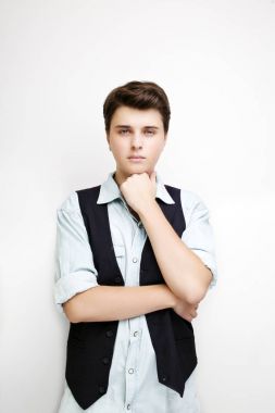 Şık yakışıklı genç adam beyaz arka plan üzerinde poz