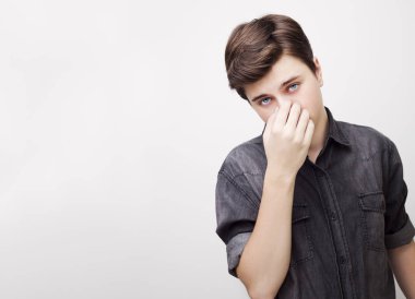 Poz şık yakışıklı genç adam. Beyaz arka plan üzerinde atış stüdyo