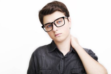 Poz şık yakışıklı genç adam. Beyaz arka plan üzerinde atış stüdyo